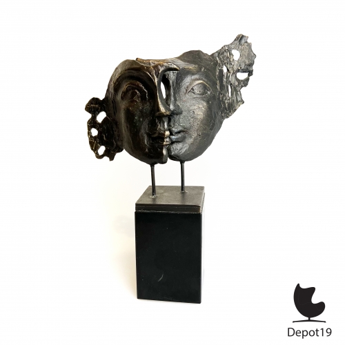 Sculptuur_Bernadette_Leijdekkers_1948_tegenpolen_samen_een_1.jpg