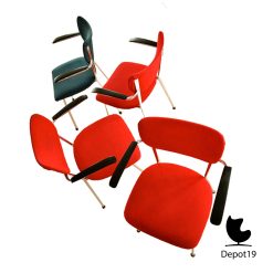 Alternative view of Gispen De Wit stoel met bakelieten armleggers rood