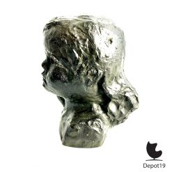 Alternative view of Sculptuur Truus Coumans meisjesportret Polystone beeld 1981