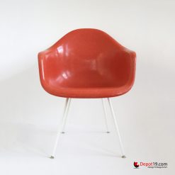 Rode Charles Ray Eames Herman Miller Dax stoel