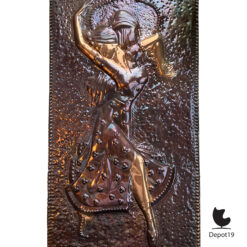 Vintage koper reliëf dansende vrouw – repoussé wanddecoratie uit Chernivtsi Sovjetperiode 2
